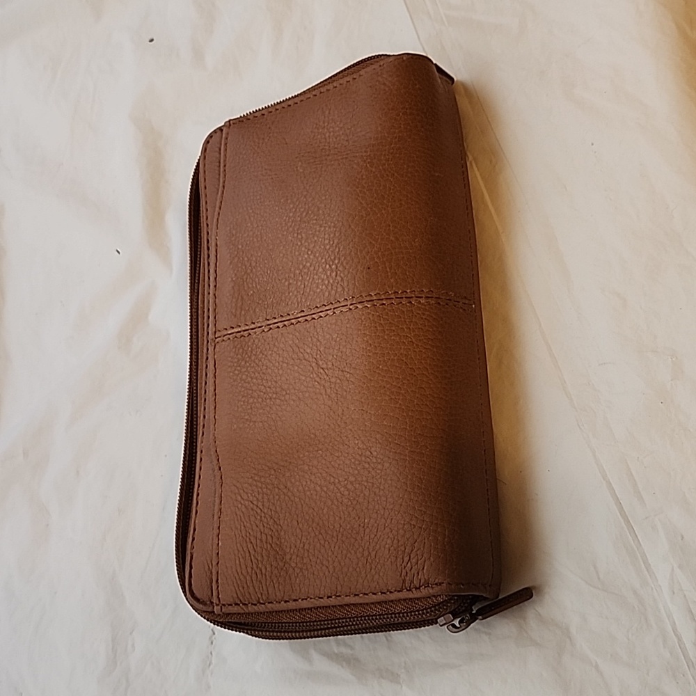 BUXTON LEATHER WALLET